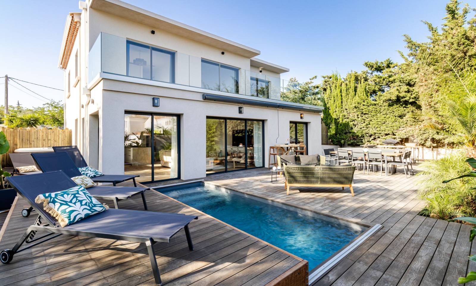 Maison moderne avec piscine à vendre face au littoral méditerranéen de la Ciotat
