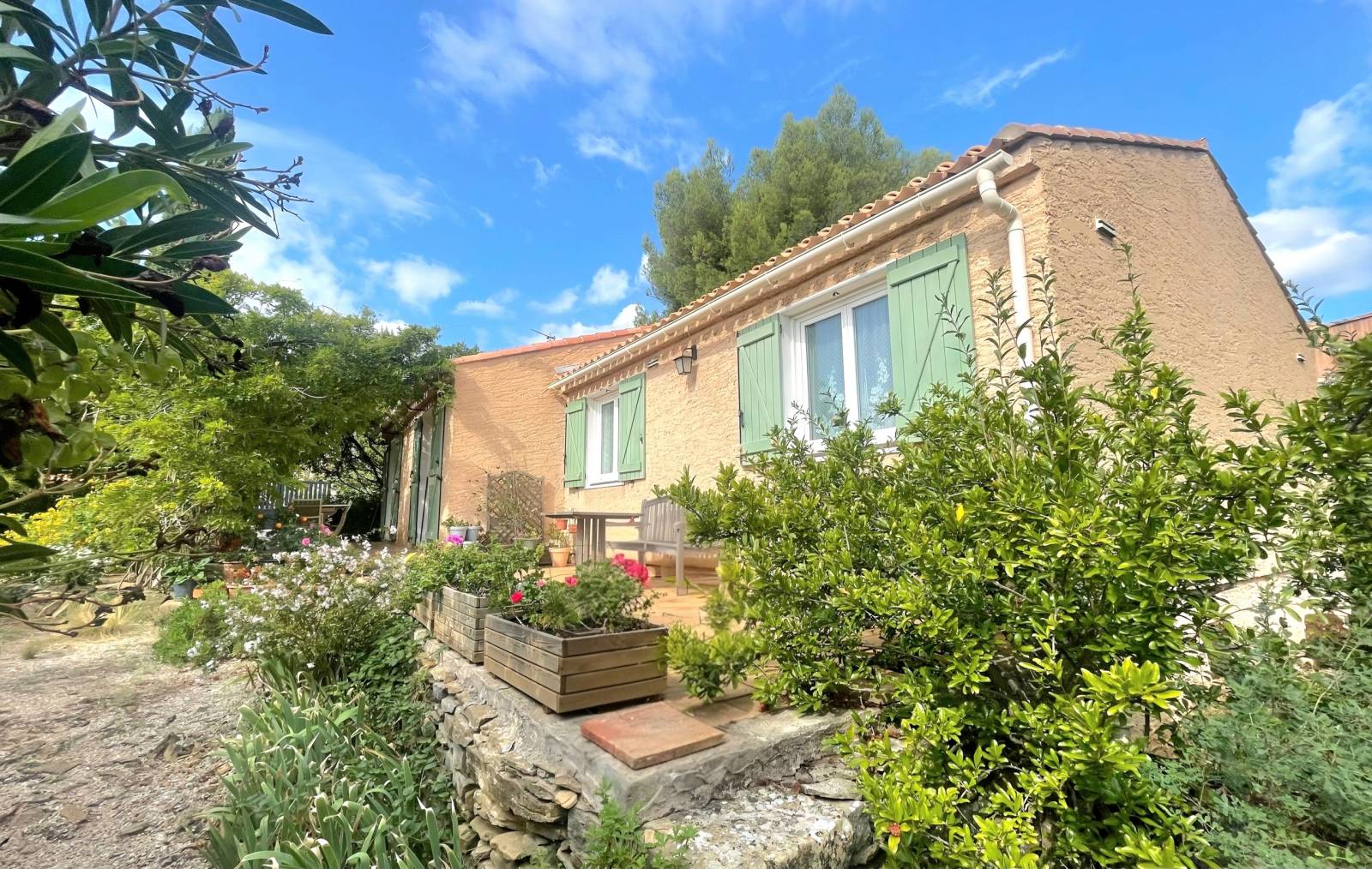 Maison traditionnelle de plain-pied avec jardin et garage à vendre à La Ciotat par le Groupe Papazian