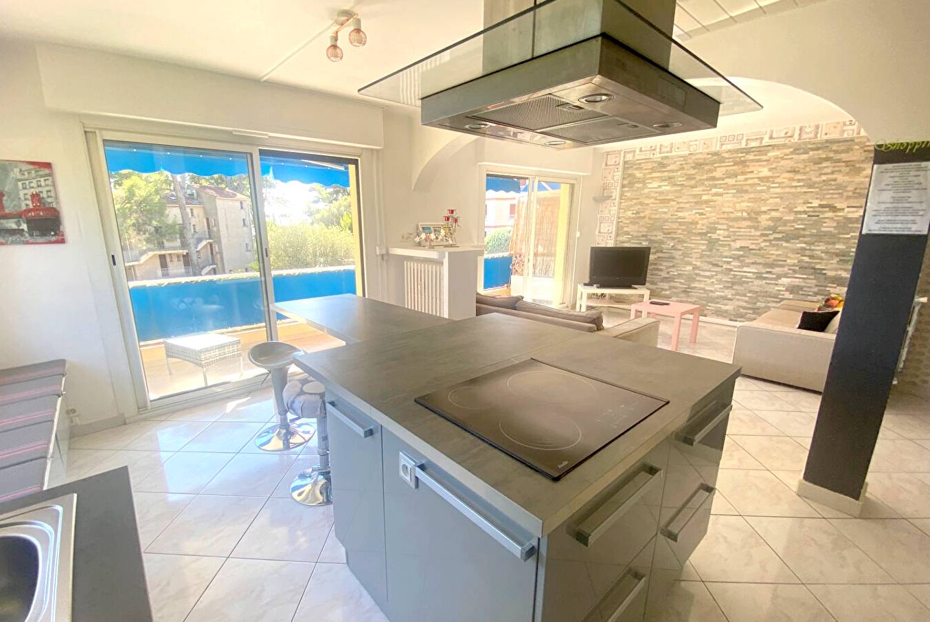 Appartement rénové à vendre sur les hauteurs de la plage de Portissol