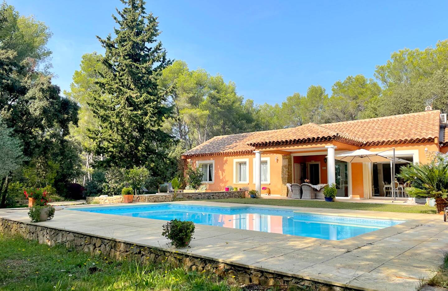 Maison de plain-pied avec grand terrain à vendre quartier Pont d'Aran à Sanary