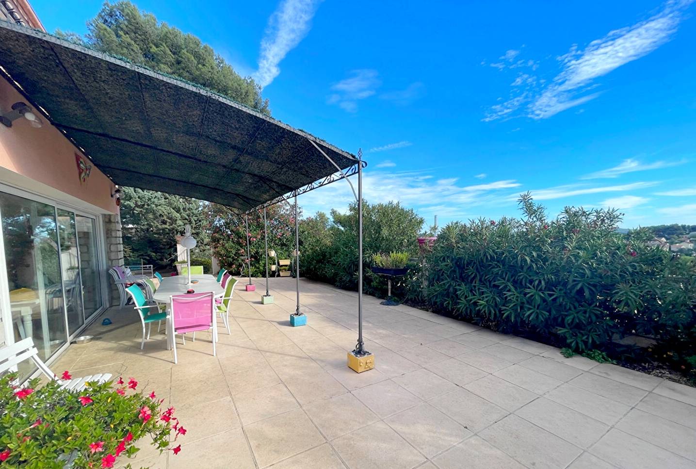 Villa avec piscine et jardin à vendre à Ollioules, côté zone commerciale