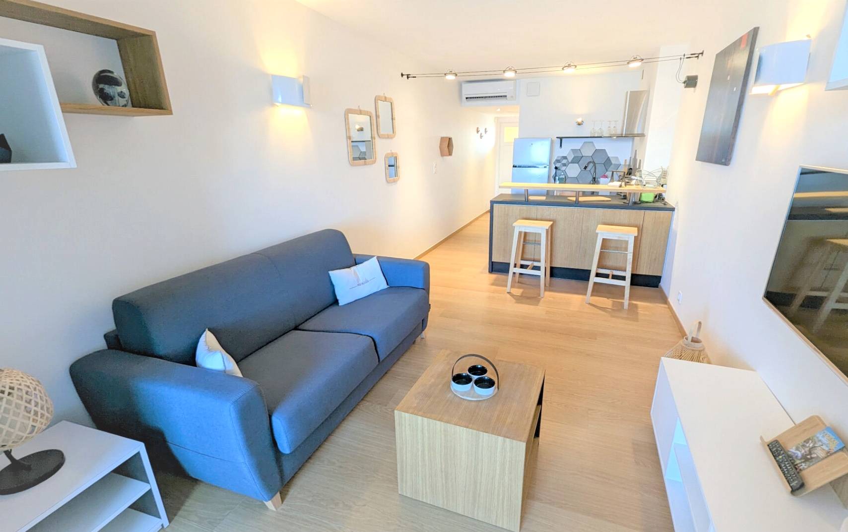 Studio rénové et meublé avec vue mer à vendre impasse des Charmettes à Six-Fours