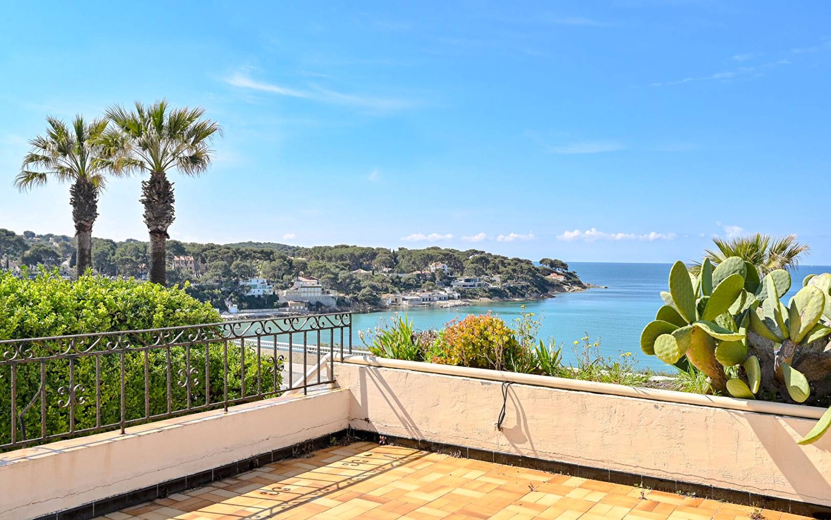 Villa les pieds dans l'eau à vendre en face des plages de la Gorguette et du Lido