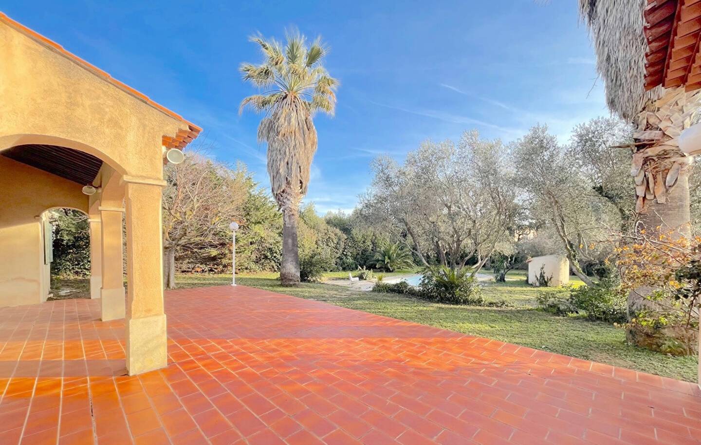 VILLA PROVENCALE AVEC PISCINE ET JARDIN PAYSAGER A VENDRE SUR LE VILLAGE DU BRUSC