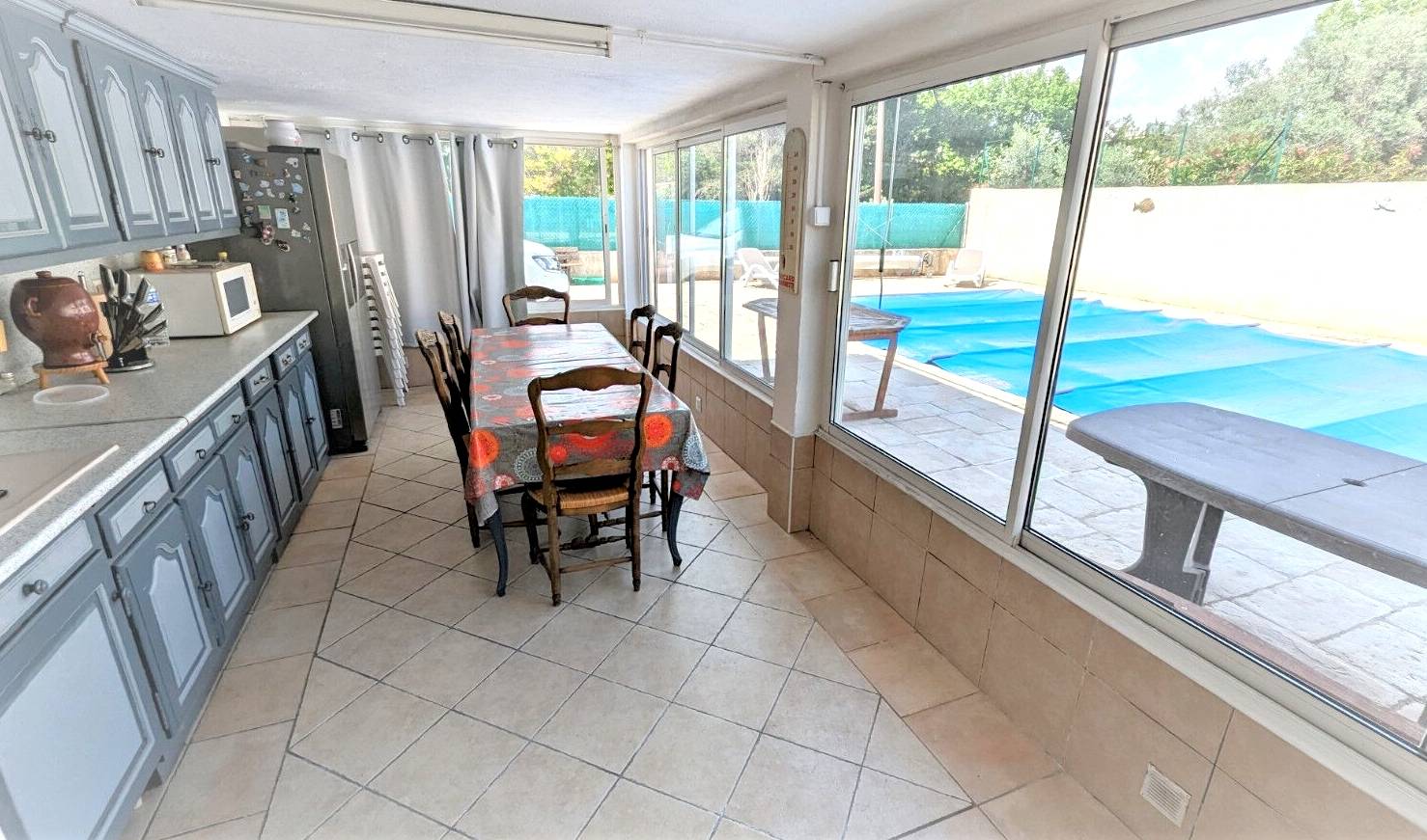 Villa de deux appartements avec piscine à vendre à 5 minutes en voiture du port de Sanary