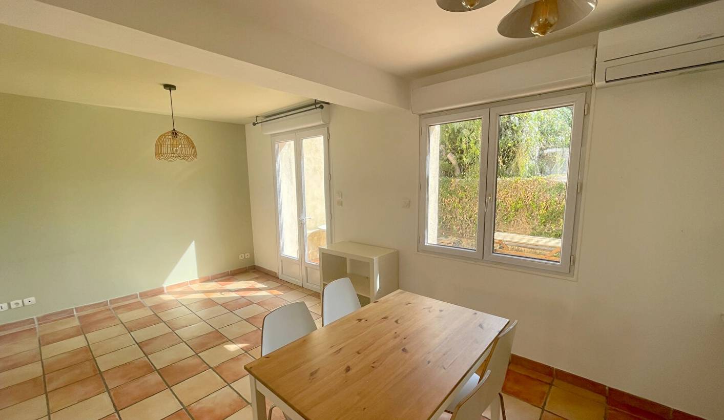 Appartement de type bas de villa avec jardin et parking à vendre à proximité de la plage de Bonnegrâce