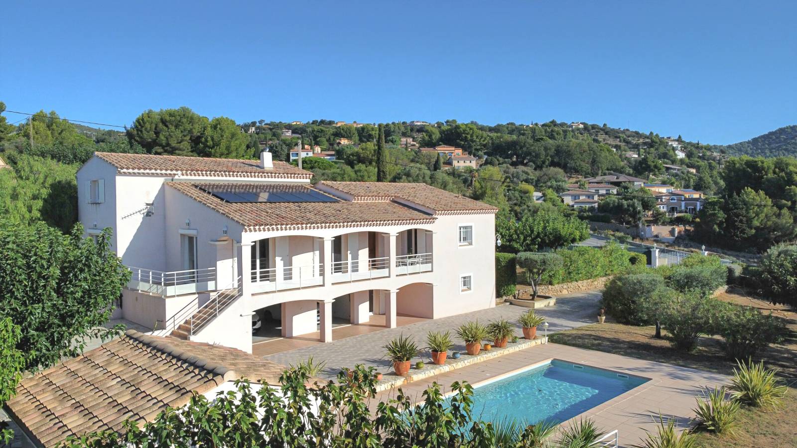 Villa traditionnelle à vendre par notre agence immobilière Route du Gros Cerveau à Ollioules