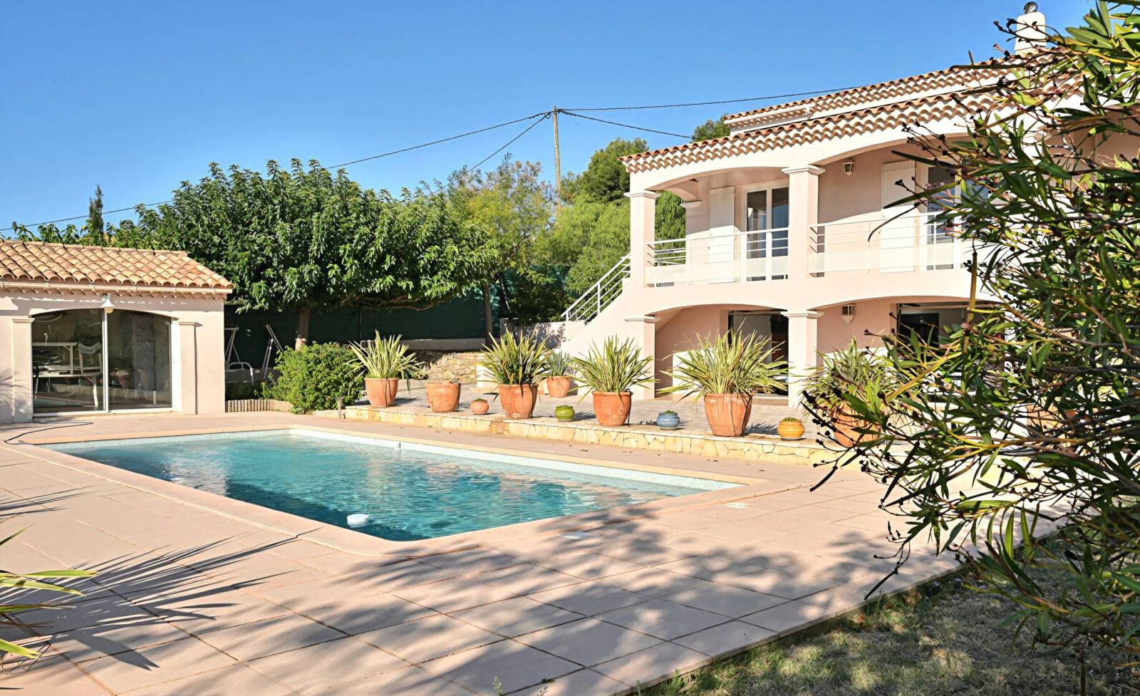 Propriété de caractère des années 90 avec piscine et pool house à vendre dans le village provençal d'Ollioules
