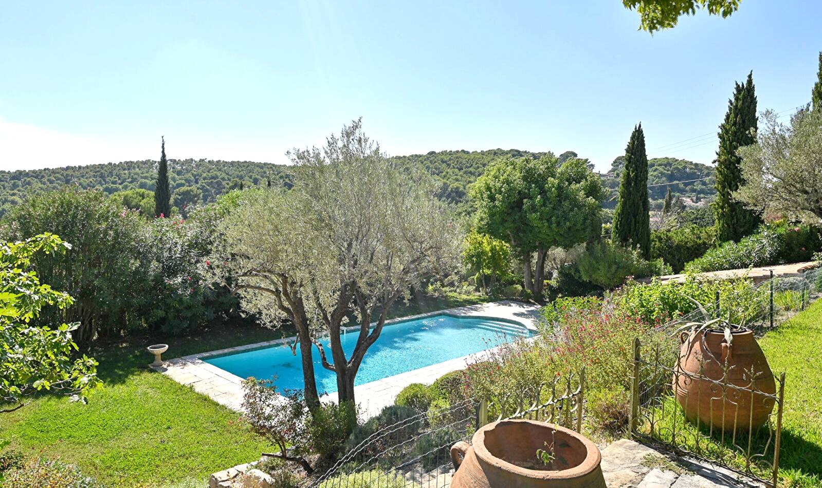 Mas de Provence en pierre avec piscine à vendre à Ollioules, à proximité du village