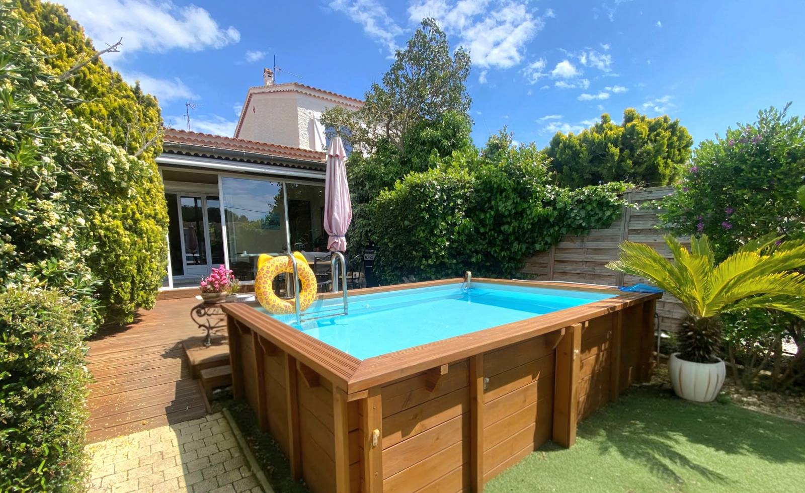 Maison mitoyenne avec jardin et piscine hors-sol à vendre par notre agence immobilière de Six-Fours