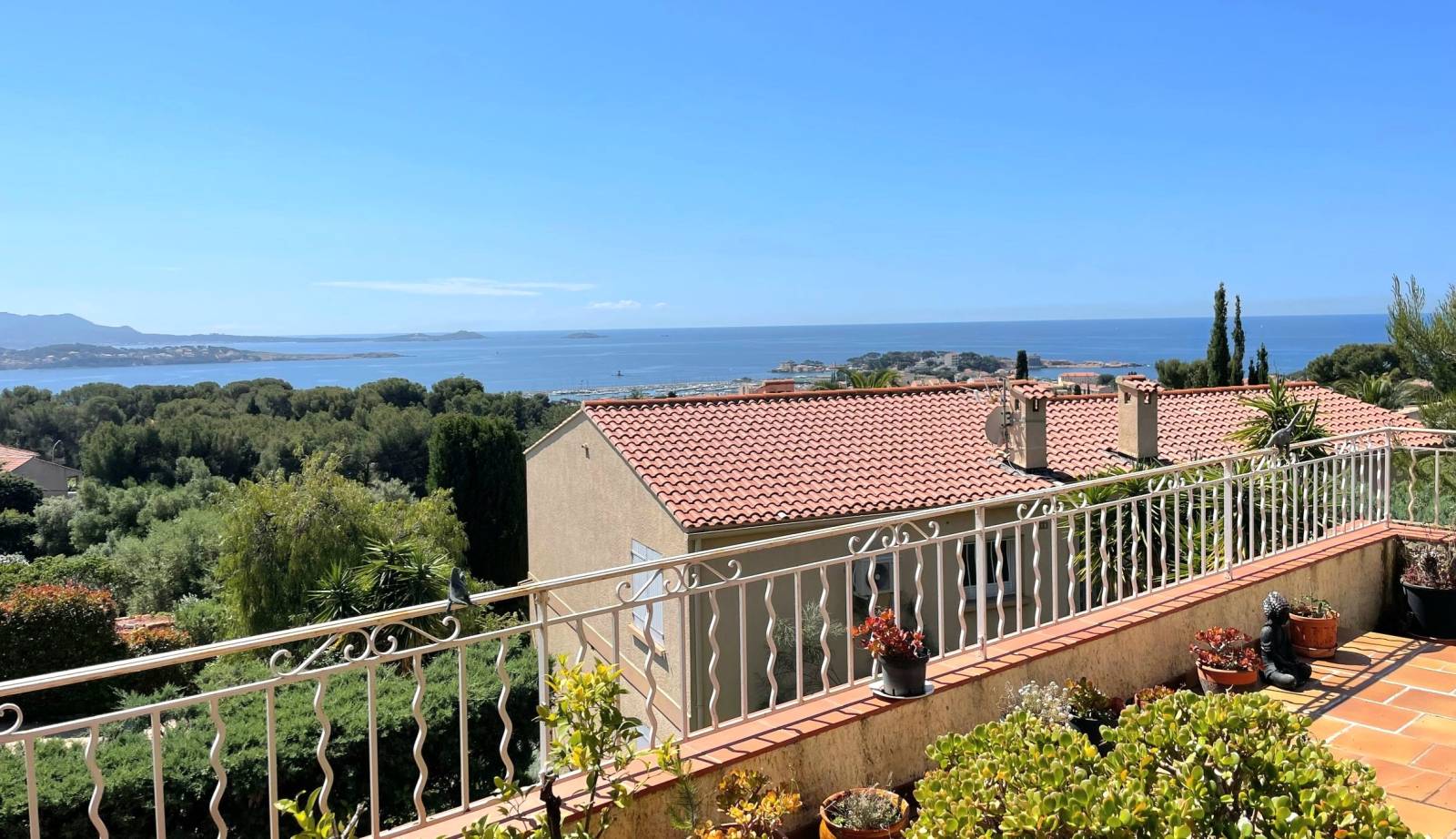 Maison traditionnelle offrant une vue mer panoramique sur la Baie de Bandol