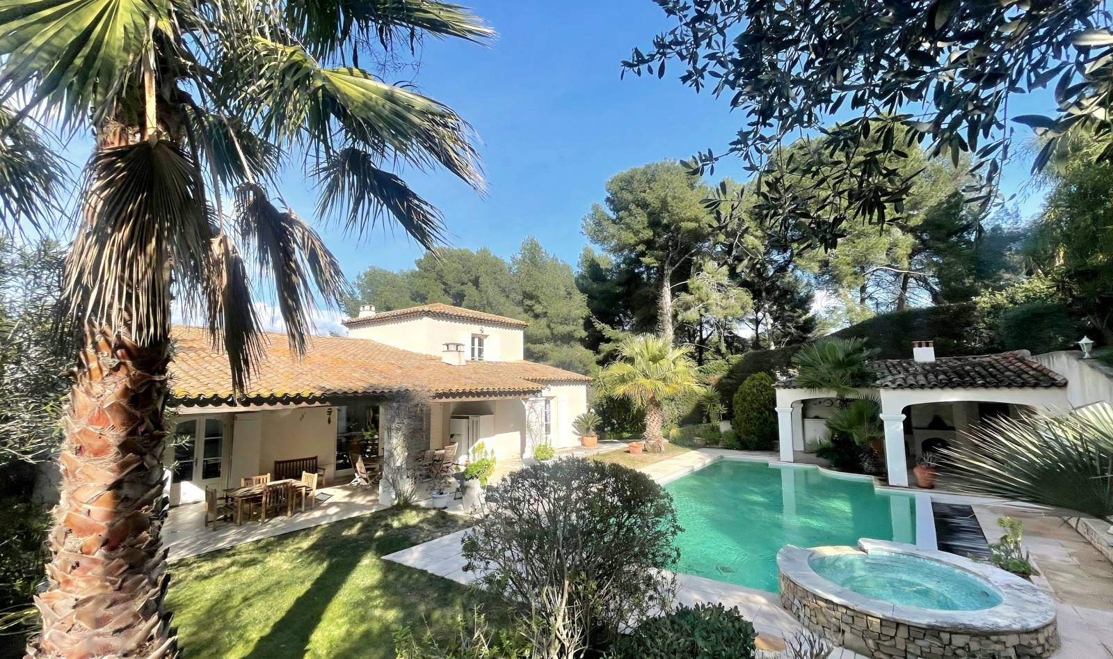 Villa de caractère avec piscine et jardin arboré à vendre quartier Beaucours à Sanary-sur-Mer, sur la Côte d'Azur