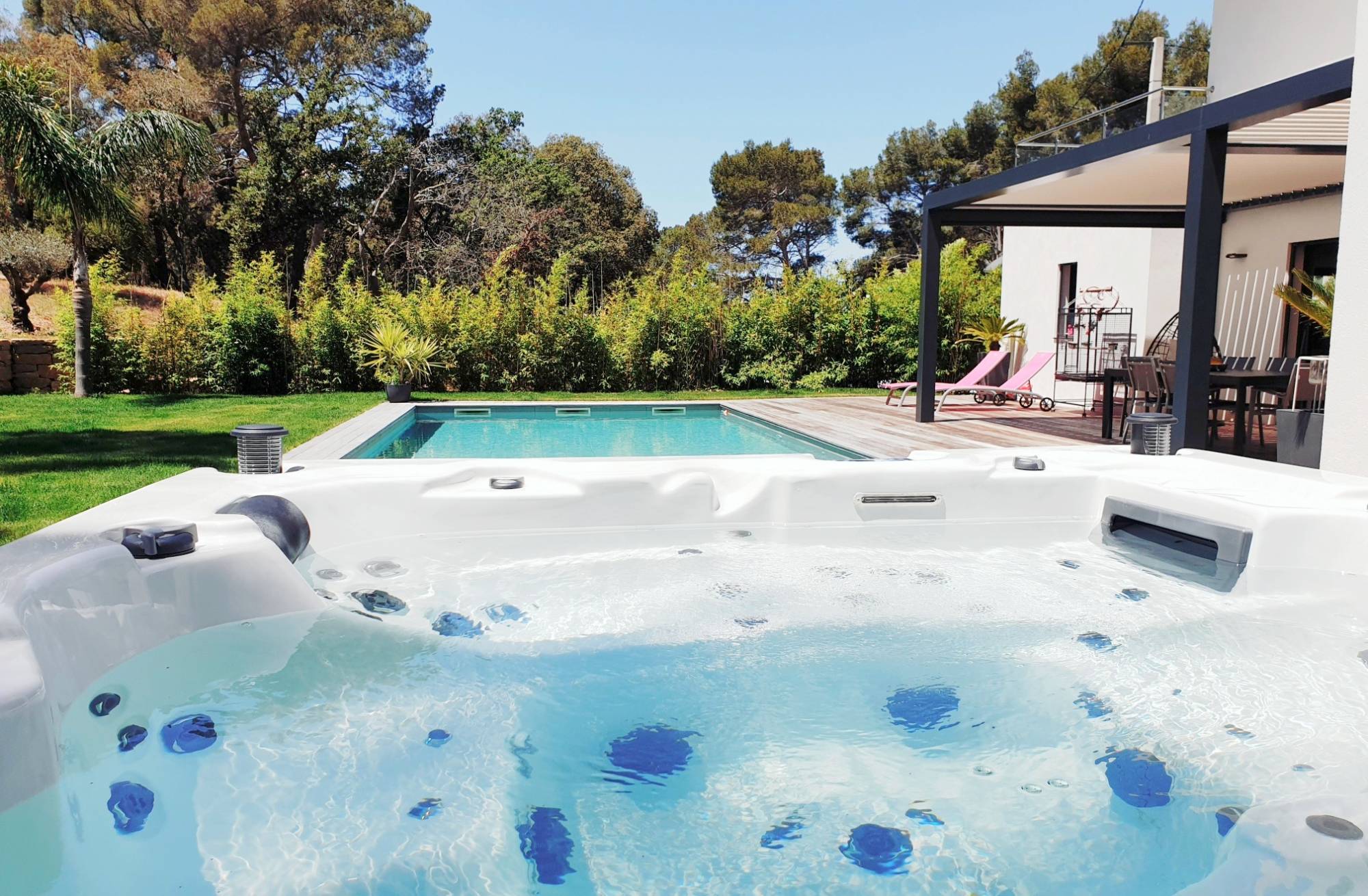 Villa de luxe contemporaine avec une piscine maçonnée et carrelée et un jacuzzi
