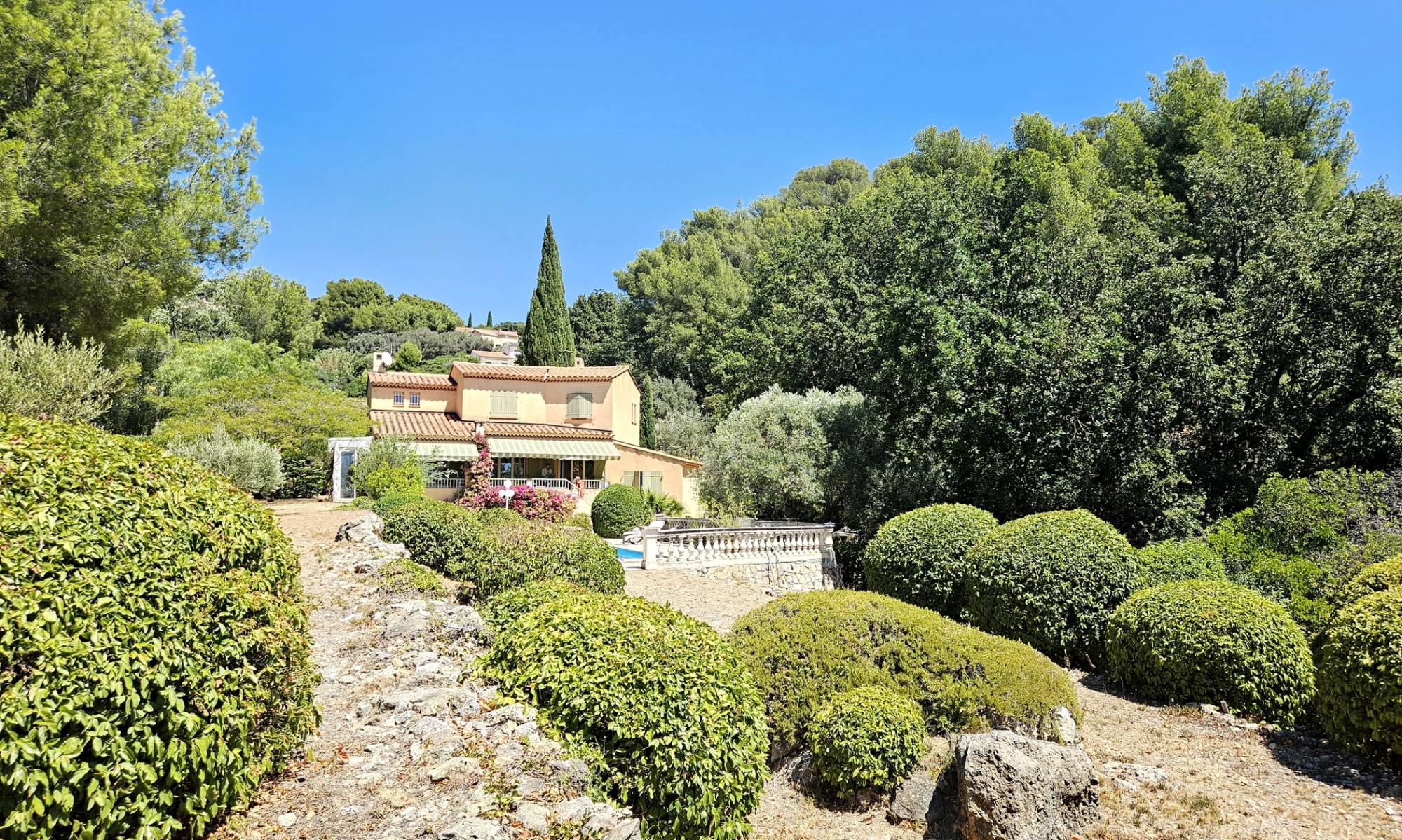 Villa avec jardin arboré et vue mer à vendre à proximité de la route du Gros Cerveau