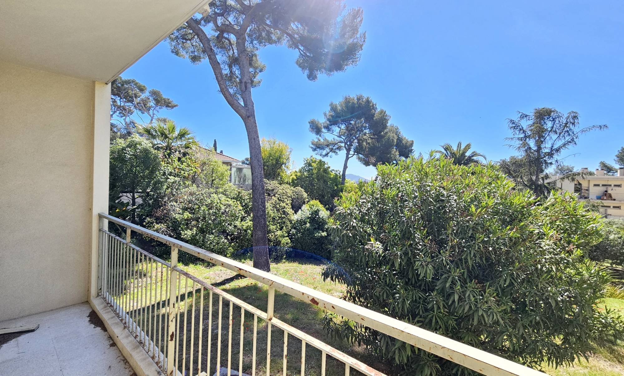 Appartement profitant d'une vue dégagée sur le parc intérieur et arboré de la résidence