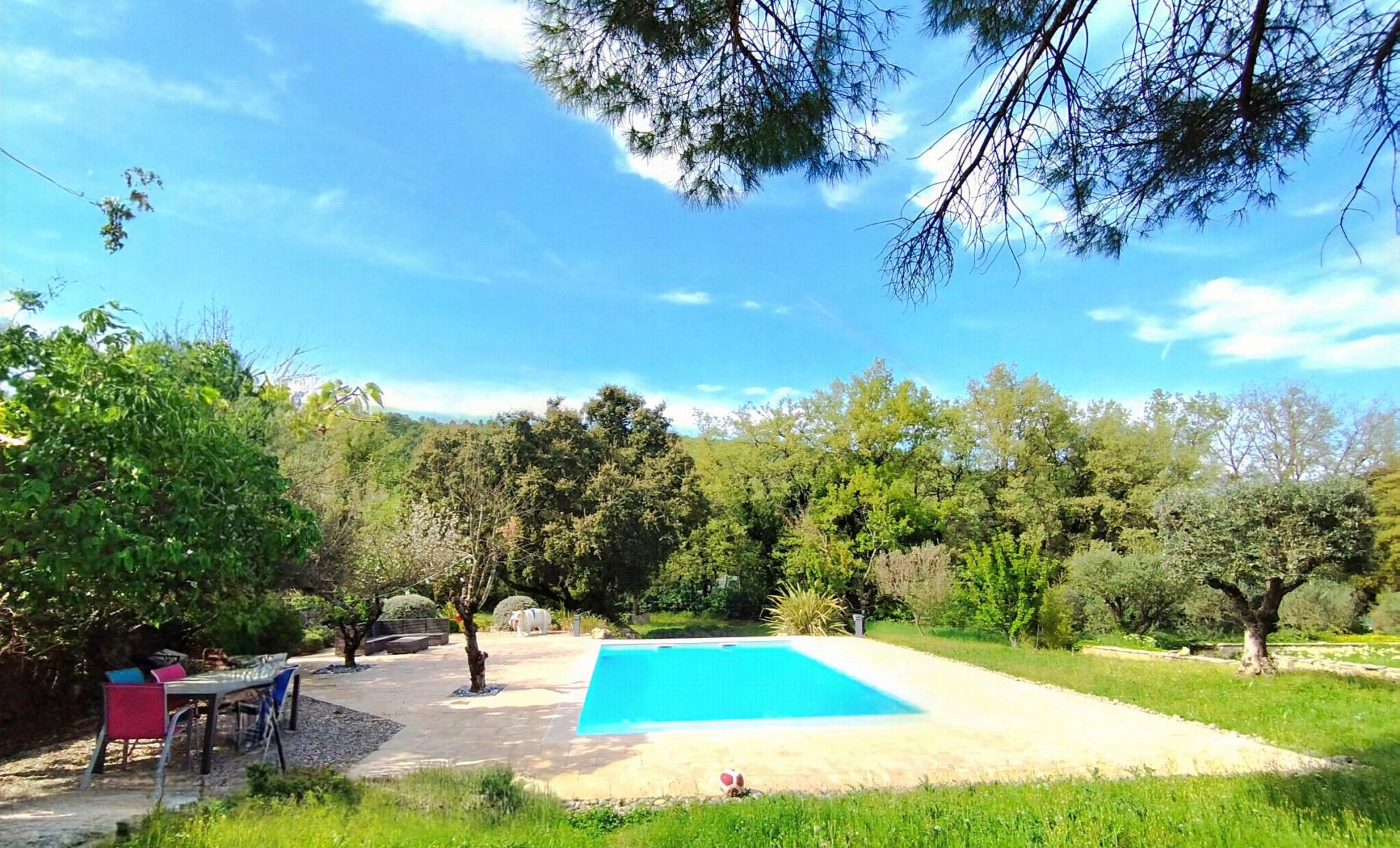 Cette demeure 6 pièces avec jardin bucolique à vendre au Broussan