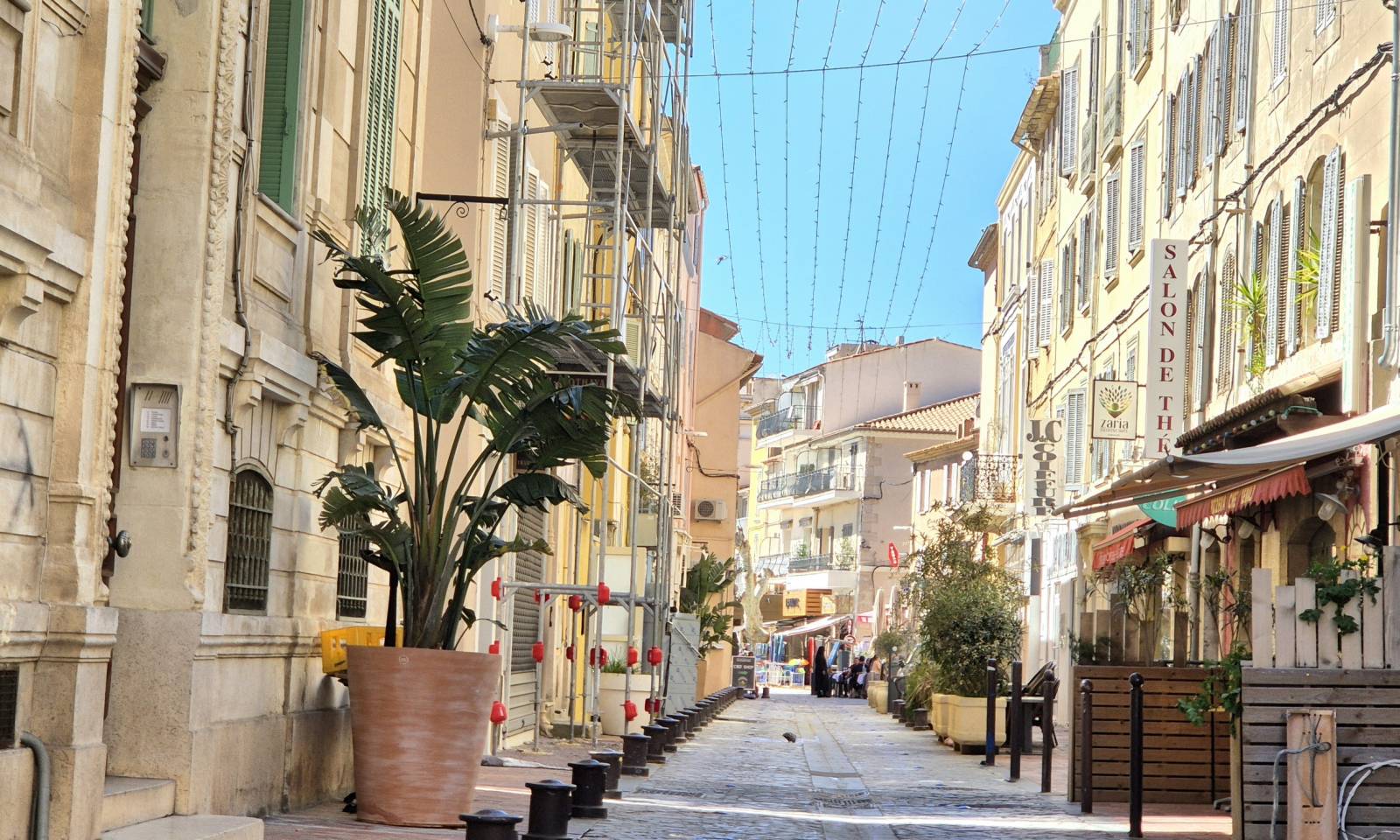 Murs commerciaux avec bail pour tout type d'activité en vente dans le centre-ville de Bandol