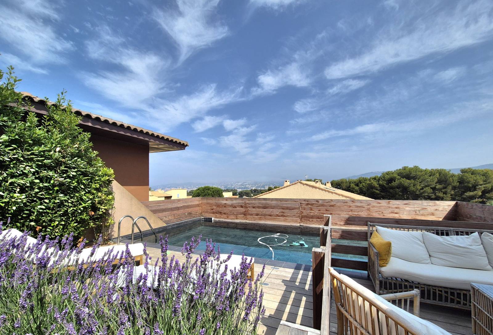 Maison contemporaine avec jardin et piscine à vendre dans une résidence sécurisée située quartier Beaucours à Sanary-sur-Mer