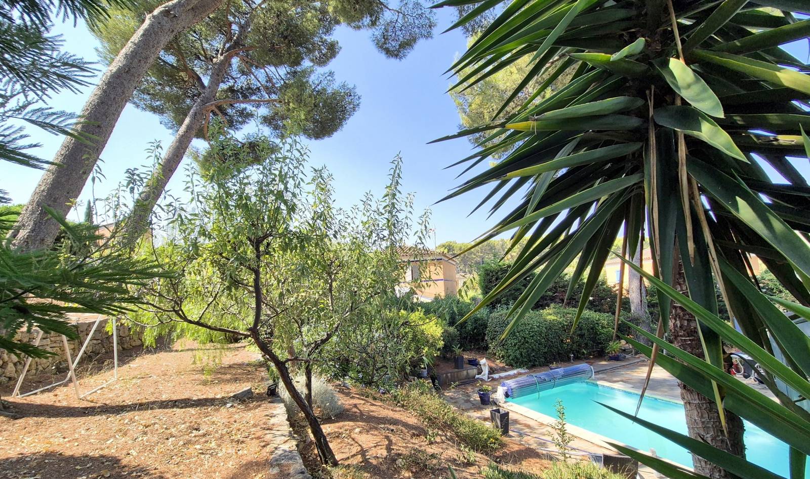 Propriété avec jardin en restanques dans cadre de verdure à vendre dans la résidence 