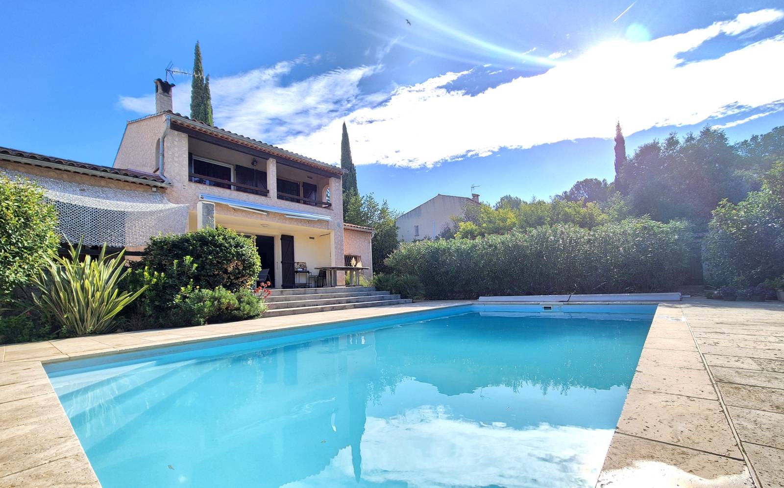 Maison 5 pièces avec piscine et grand garage à vendre en exclusivité Chemin de la Conférence à Sanary-sur-Mer
