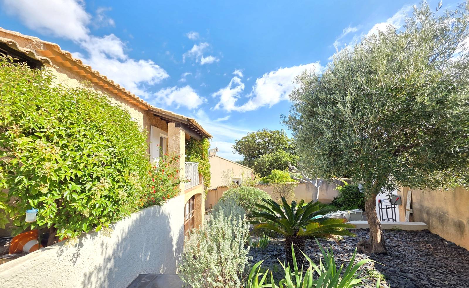 Propriété rénovée et ravalée à vendre dans un lotissement résidentiel de Six-Fours-les-Plages