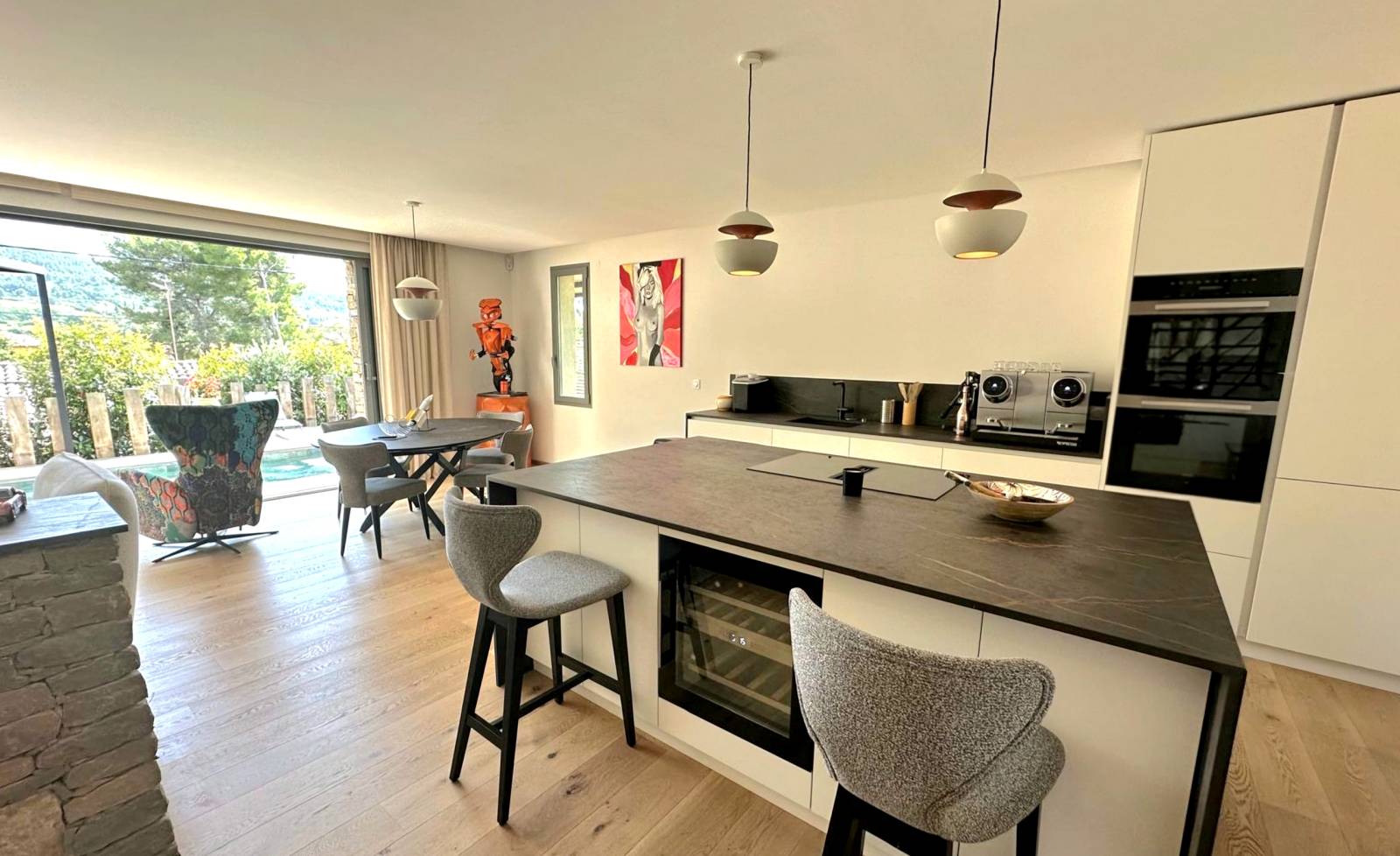 Sublime villa moderne avec prestations haut de gamme à vendre par notre agence immobilière à La Cadière-d'Azur