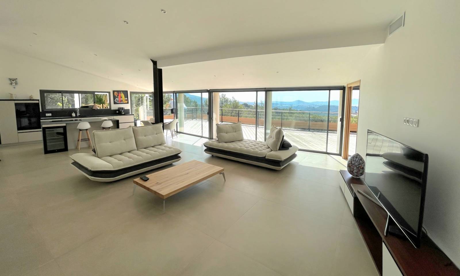 Villa d'architecte profitant d'une vue dominante sur la Baie de Bandol