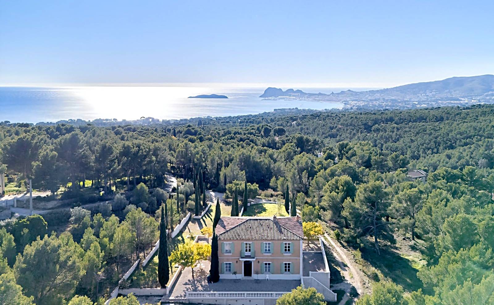 Bastide d'architecture classique au sein d'un espace boisé jouissant d'une vue mer imprenable de la Baie de la Ciotat