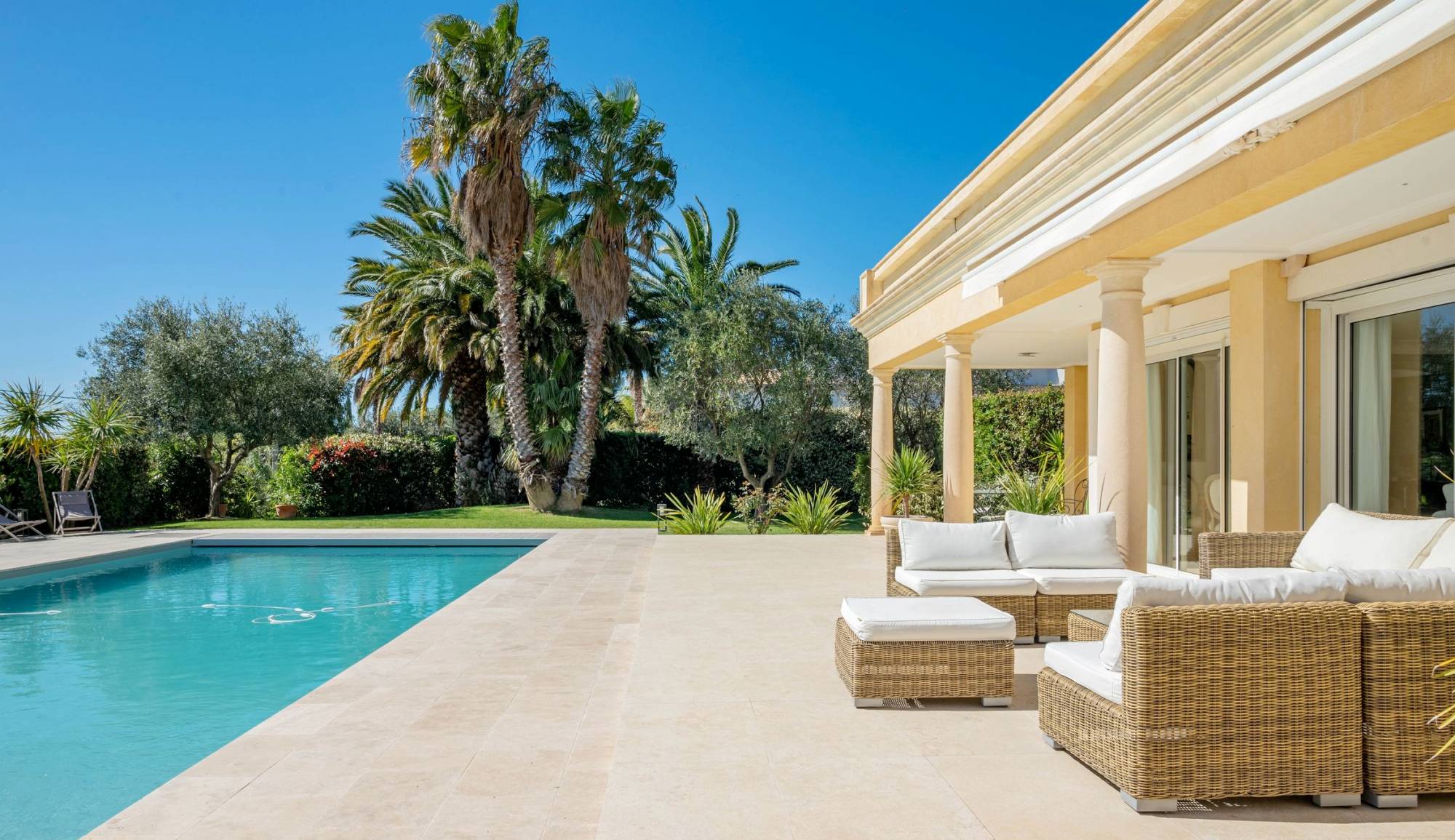 Villa XXL contemporaine à vendre dans le quartier prestigieux de Super Lecques à Saint-Cyr