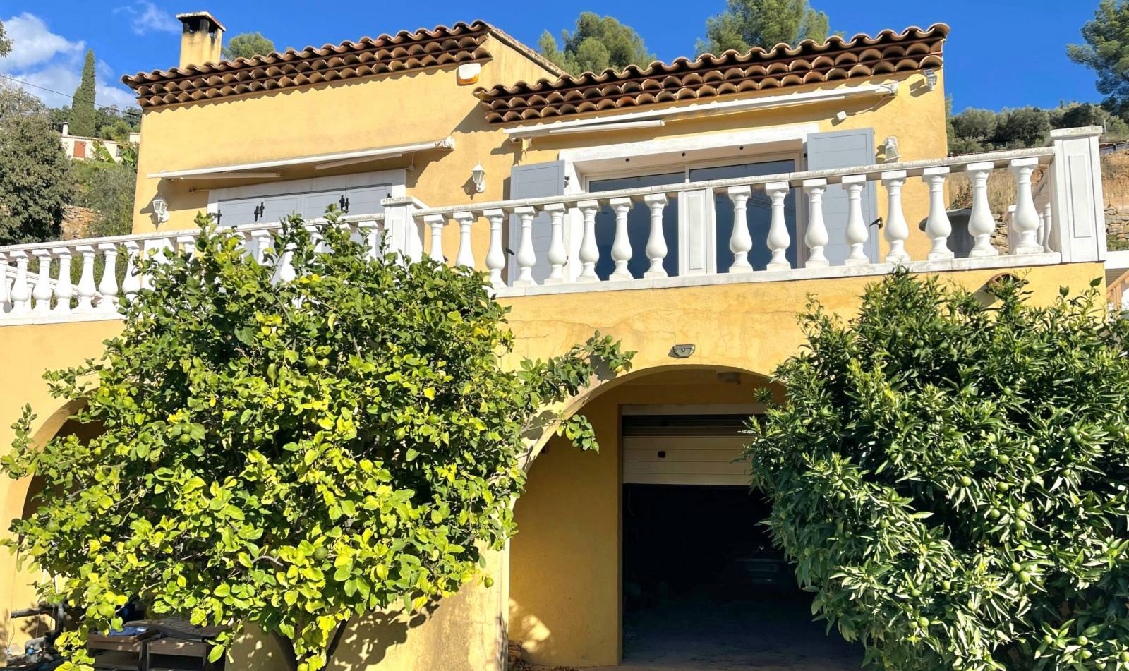 Maison provençale moderne avec piscine à vendre à proximité du village historique d'Ollioules