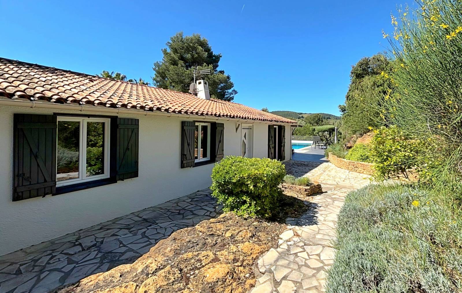 Villa de plain-pied avec piscine et garage à vendre au Beausset secteur Bérenguière