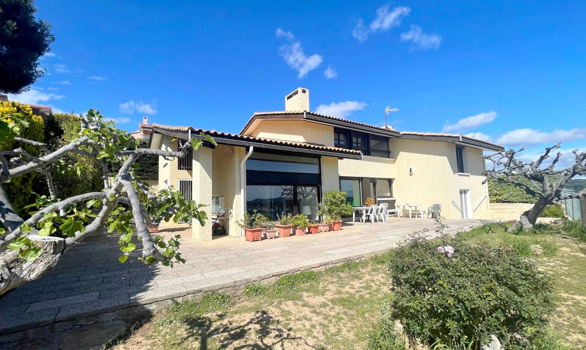 Villa d'architecte avec piscine à vendre face à la mer Méditerranée, à 10 minutes à pied du port de Bandol
