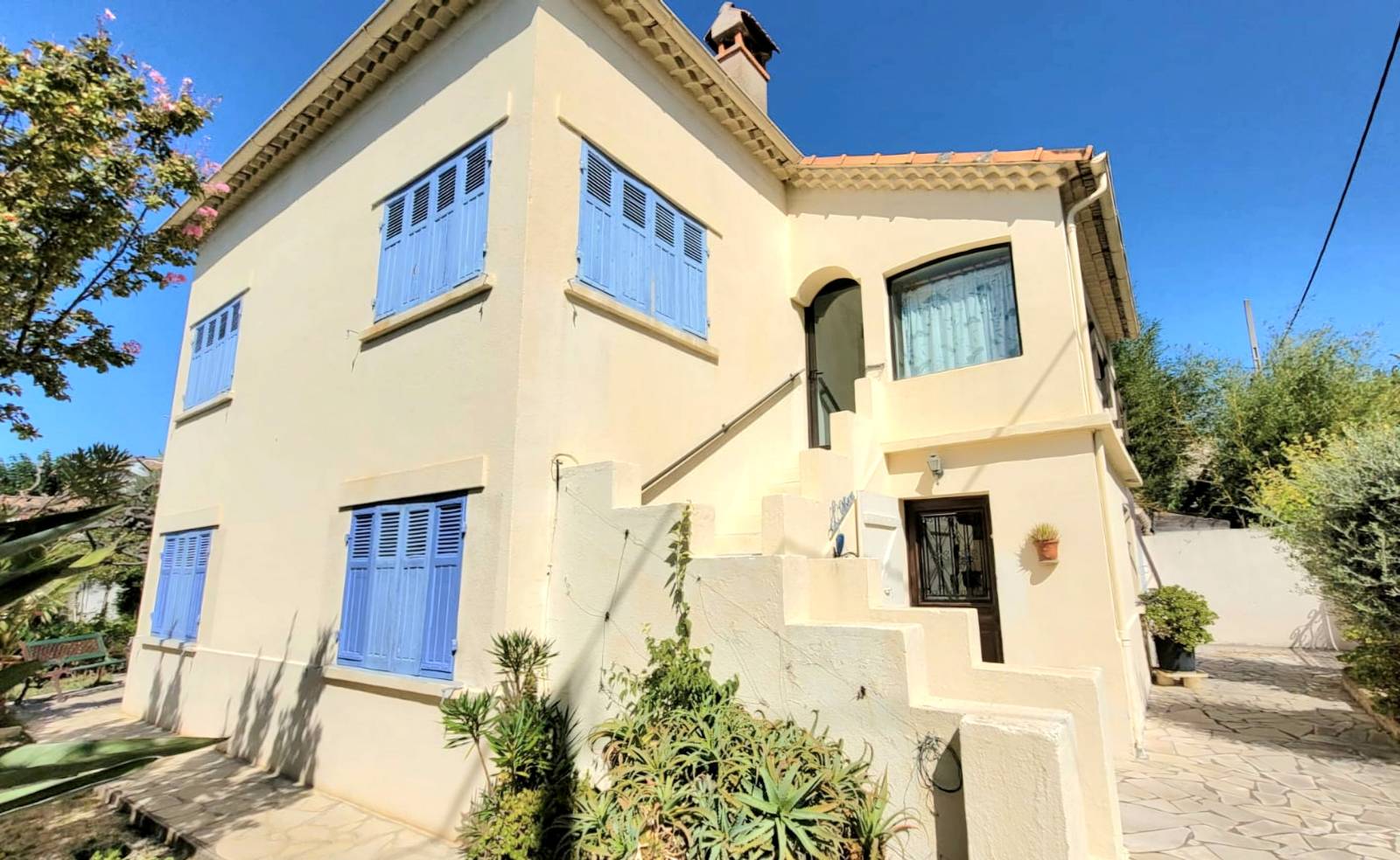 Maison traditionnelle avec jardin et garage à vendre à proximité de la plage des Lecques, à Saint-Cyr-sur-Mer