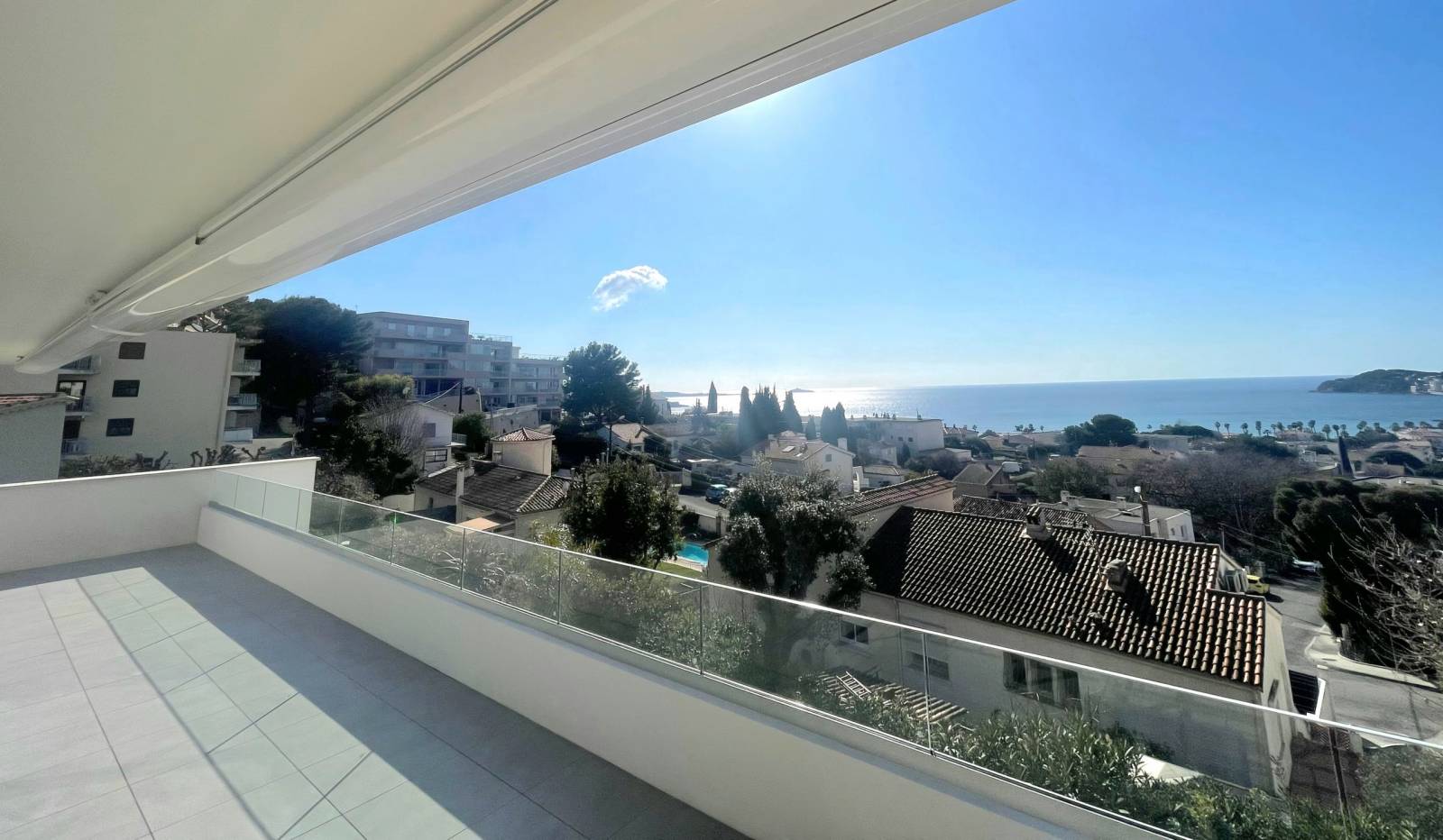 Appartement avec grande terrasse offrant une vue imprenable sur la Baie de Sanary-sur-Mer
