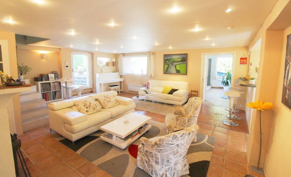 Mas provençal en pierre et maison de gardien à vendre dans le Var