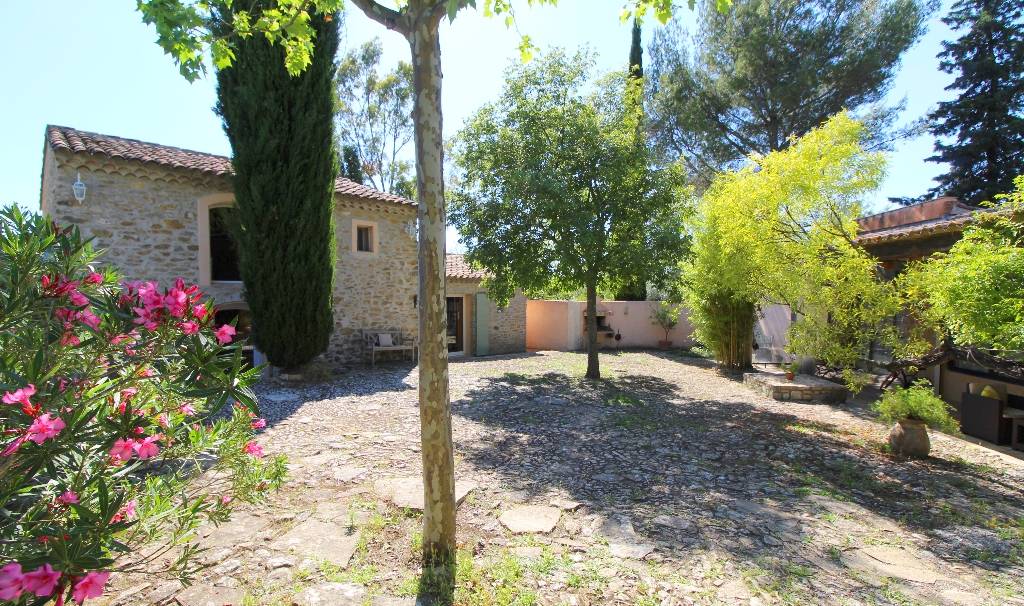 Mas provençal rénové avec piscine et immense terrain à vendre au Beausset