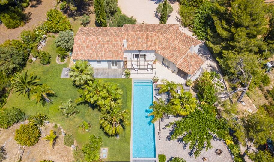 Villa californienne en image aérienne permettant d'admirer le cadre
