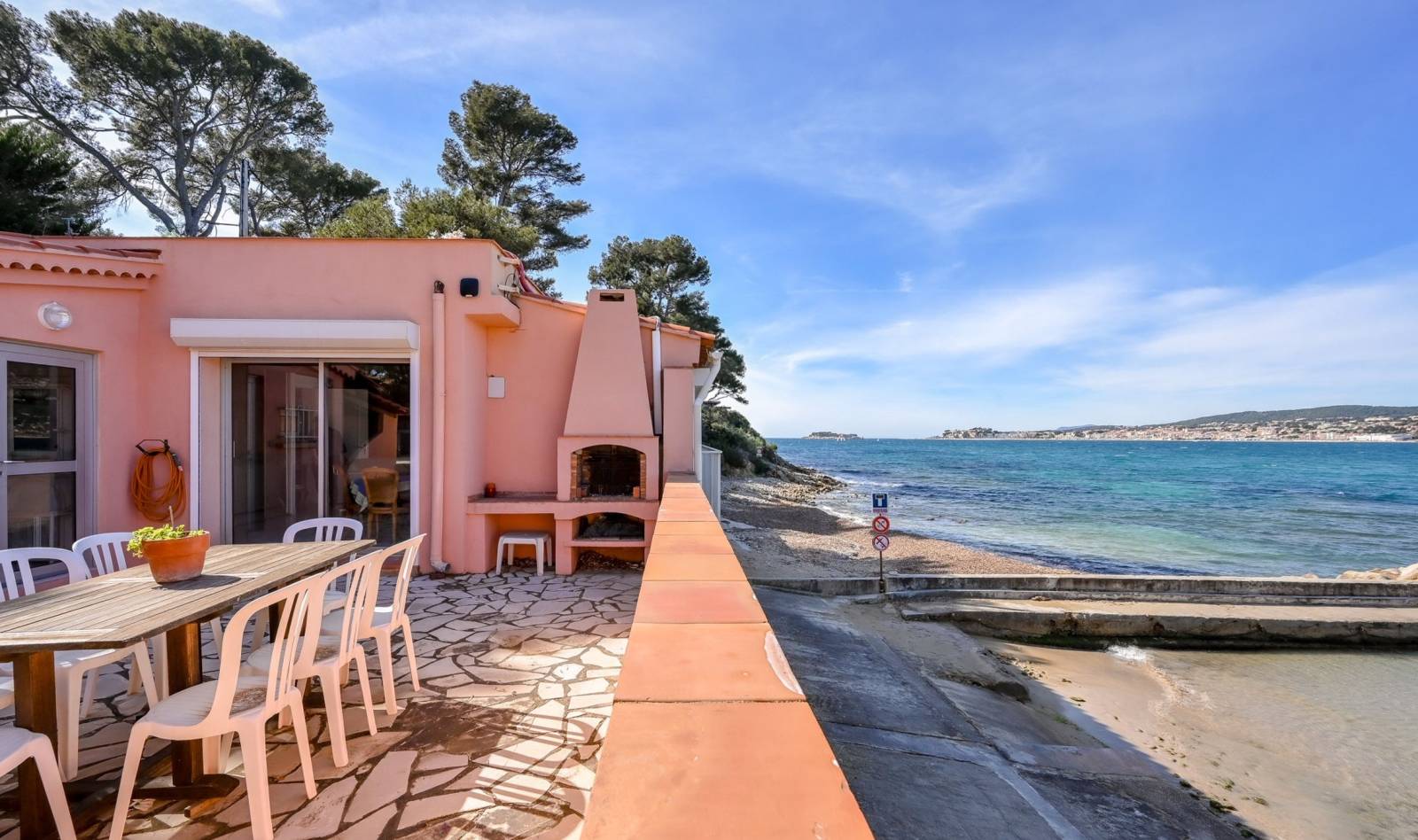Maison pieds dans l'eau à vendre au-dessus de la plage de la Gorguette à Sanary-sur-Mer