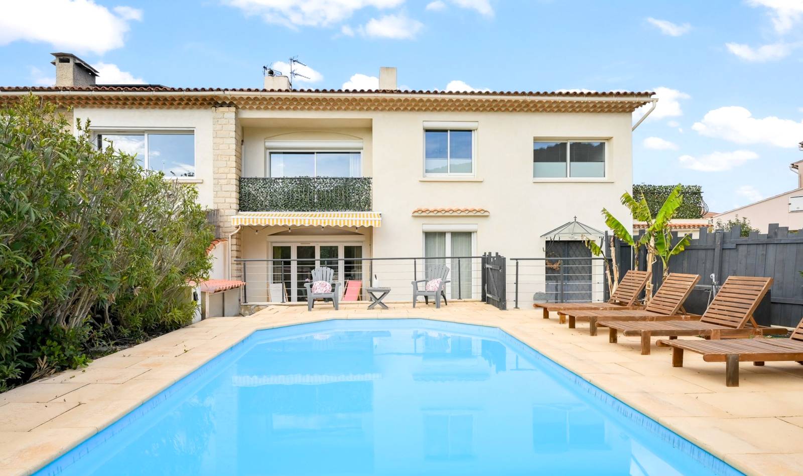 Maison divisée en deux appartements à vendre à deux minutes en voiture de la plage de Bonnegrâce