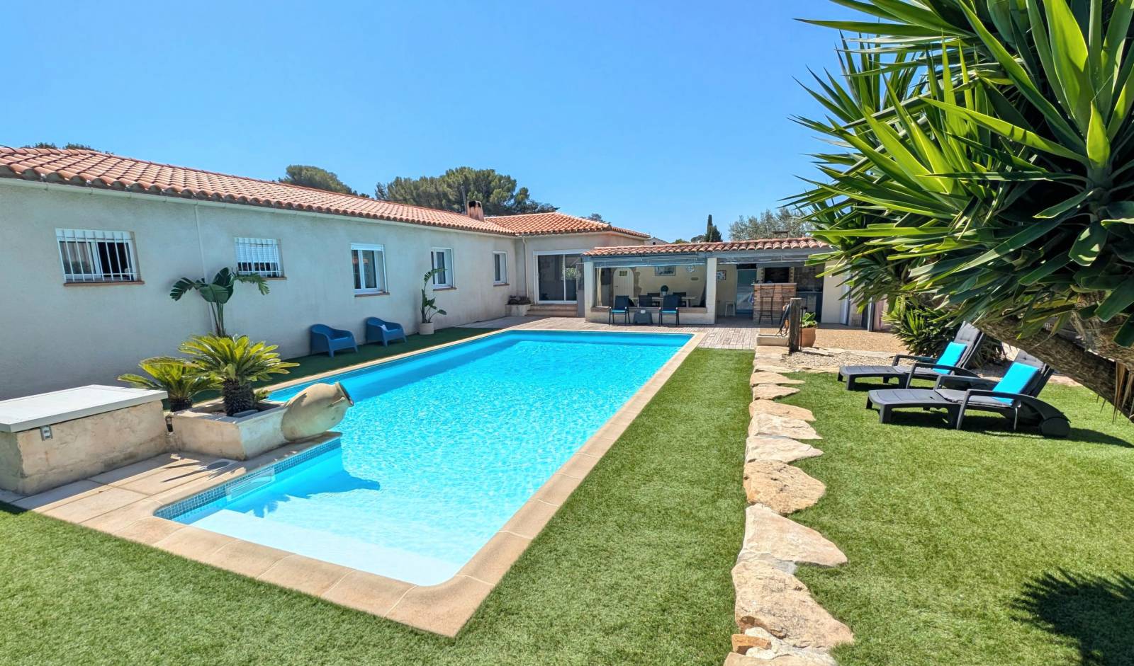 Maison de plain-pied avec piscine et garage à vendre quartier le Brusc à Six-Fours