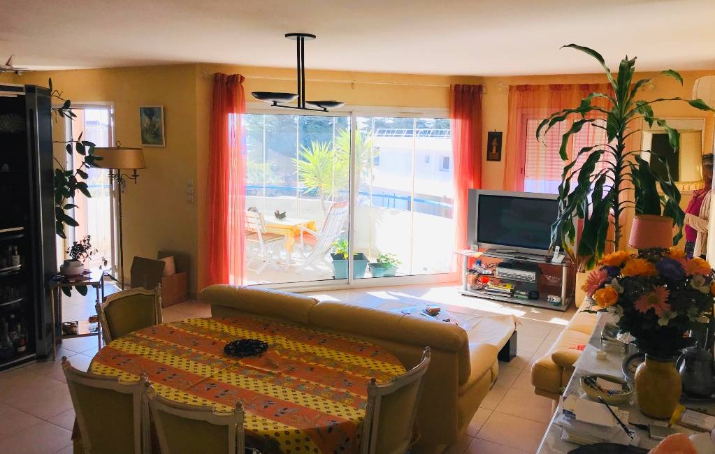 Bel appartement avec terrasse en vente dans une résidence de standing à 5 minutes à pied des plages