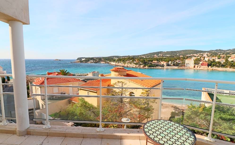 Appartement jouissant d'une vue mer de l'Anse de Renécros