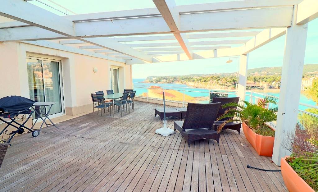 Appartement toit-terrasse avec garage à vendre à Bandol en face de la plage
