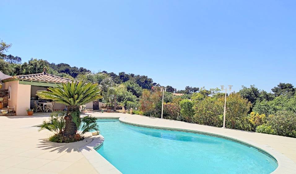 VILLA EN POSITION DOMINANTE AVEC PISCINE ET POOL HOUSE A VENDRE A SIX FOURS LES PLAGES