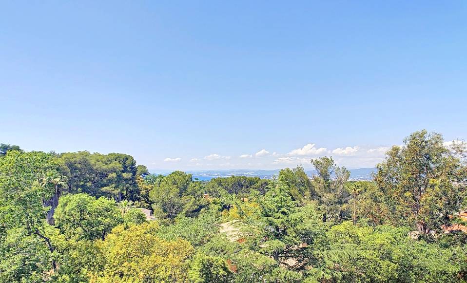 VILLA EN POSITION DOMINANTE AVEC PISCINE ET POOL HOUSE A VENDRE A SIX FOURS LES PLAGES