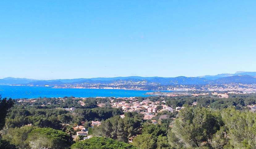 Maison individuelle avec vue imprenable sur la mer à vendre à Six-Fours