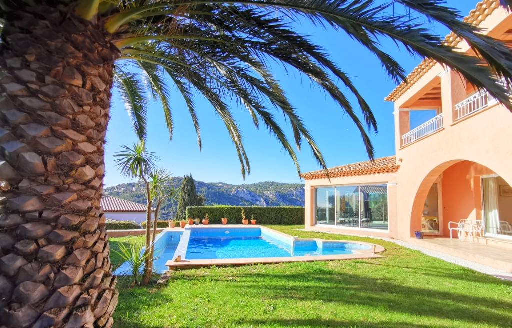 Villa de type californienne avec piscine extérieure