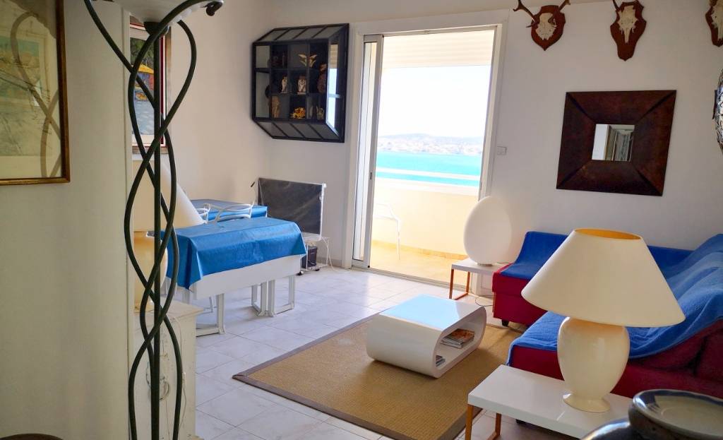 Joli appartement F3 en dernier étage à vendre dans le centre-ville de Sanary