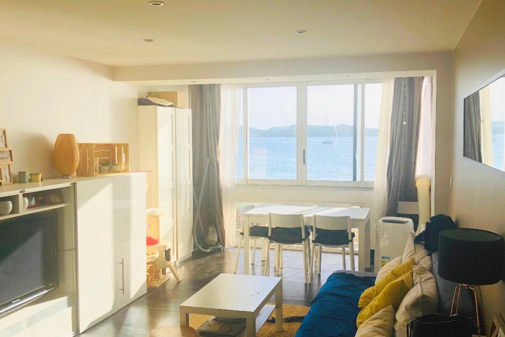 Appartement T2 les pieds dans l'eau à vendre en face de la plage du Brusc