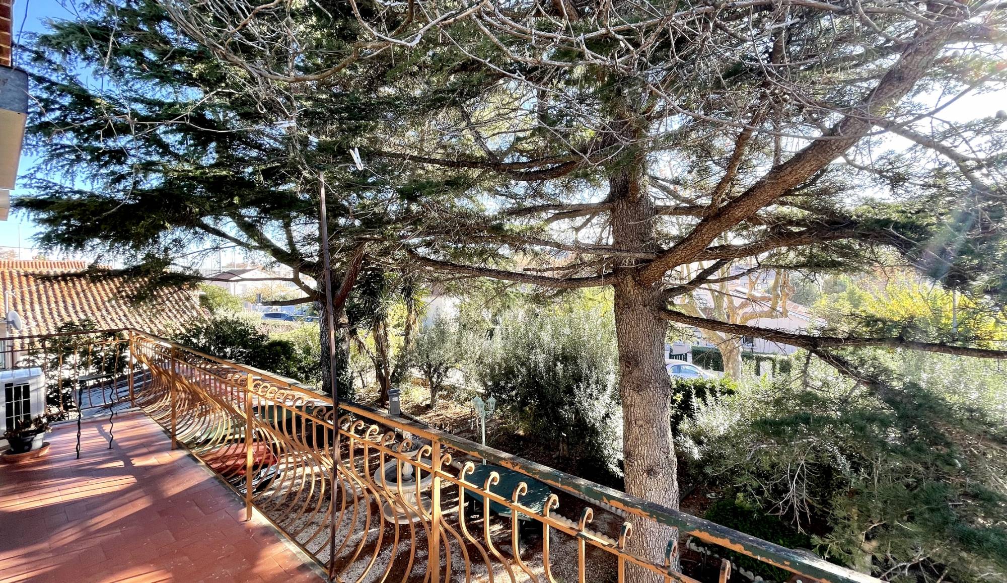 Maison de construction traditionnelle composée de six pièces à vendre par agence immobilière